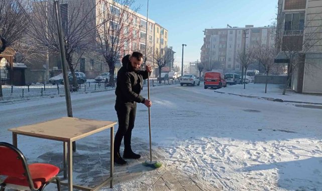 Iğdır&#039;da esnaf yeni haftaya kar temizleyerek başladı