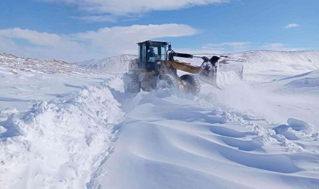 Iğdır'da kardan kapanan köy ve mezra yolları açıldı