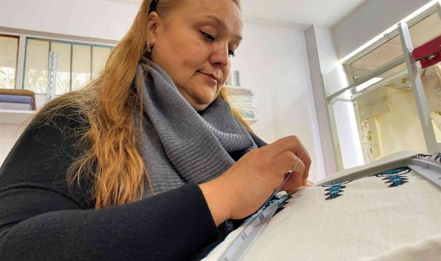 İğne-iplik tutmayı bilmezken şimdi gelinler için çeyiz yapıyor