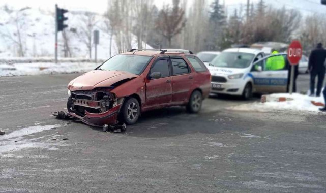 İki aracın çarpıştığı kazayı 5 kişi şans eseri yara almadan atlattı