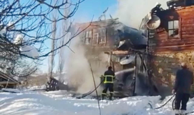 İki katlı ahşap ev yarım saatte kül oldu