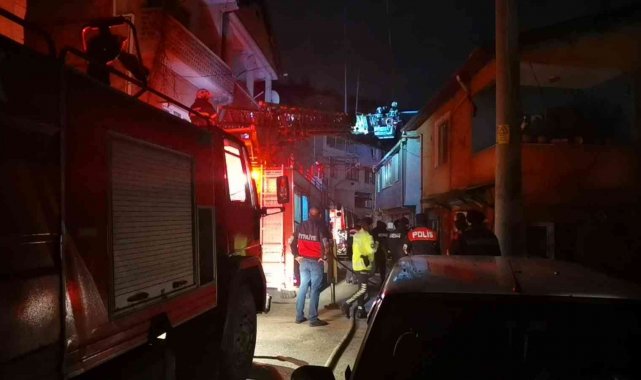 İki katlı binanın çatı katında çıkan yangın korkuttu