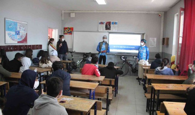 İki öğrenci, ağız ve diş sağlığına dikkat çekmek için 850 kilometre pedalladı