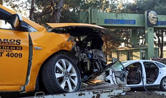 İki otomobil kafa kafaya çarpıştı: 4 yaralı