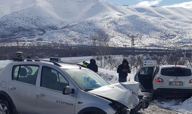 iki otomobil kafa kafaya çarpıştı: 9 yaralı