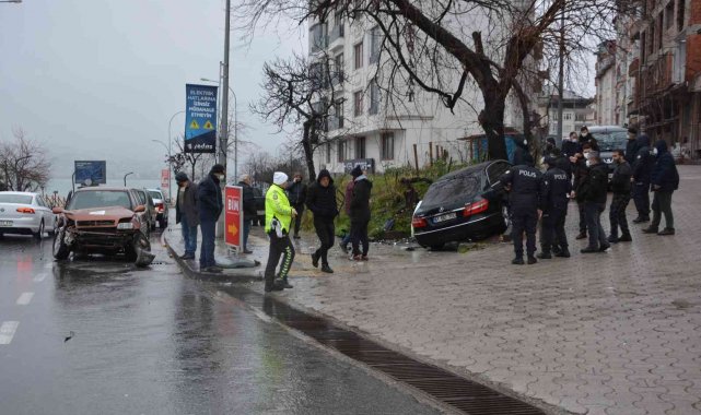 İki otomobil kafa kafaya çarpıştı, kaza anı kamerada