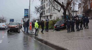 İki otomobil kafa kafaya çarpıştı, kaza anı kamerada