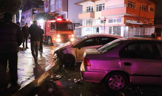 İki otomobil kavşakta çarpıştı: 4 yaralı