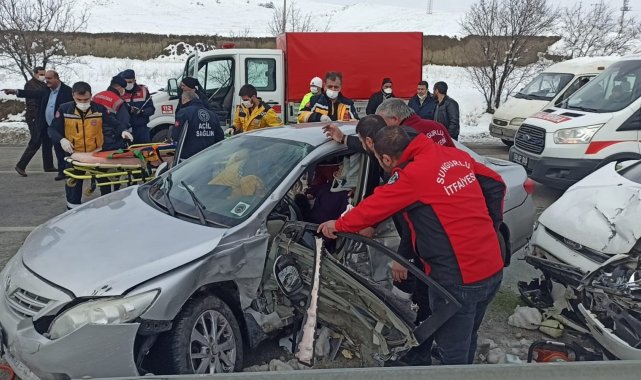 İki otomobil kavşakta çarpıştı: 5 yaralı