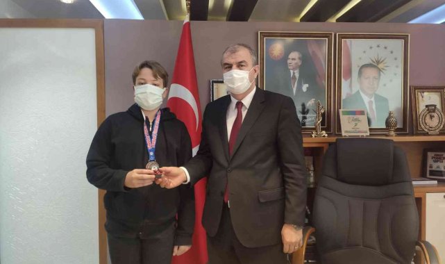 İl Milli Eğitim Müdürü Okumuş, yüzmede derece elde eden öğrenciyi ağırladı