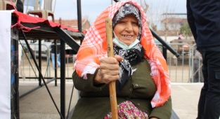 İlerleyen yaşına rağmen çok sevdiği develerden vazgeçmiyor