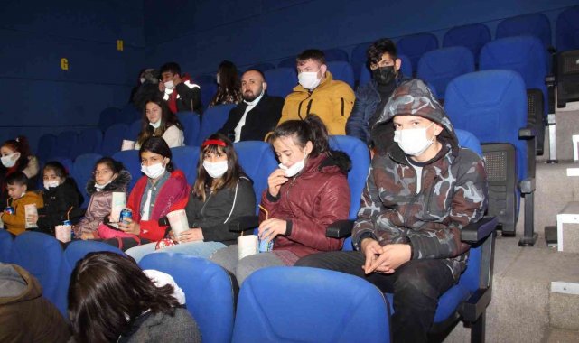 İlk kez gittikleri sinemada "İyi ki Varsın Eren" filmini izlediler