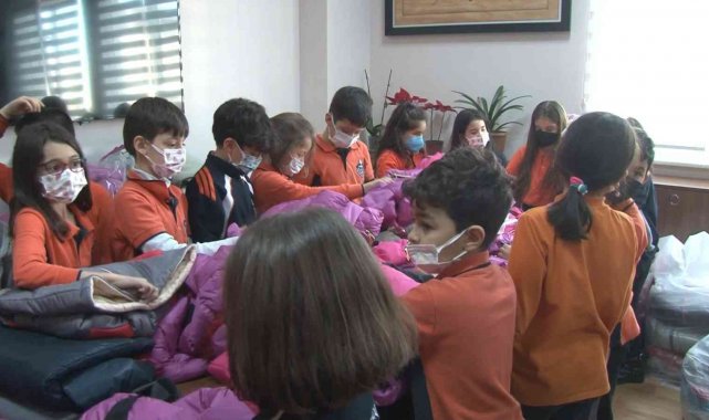 İlkokul öğrencilerinden arkadaşlarına karne hediyesi, kendi elleri ile hazırlayıp yüklediler