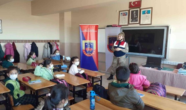 İlkokul öğrencilerine internetin yararları ve zararları anlatıldı