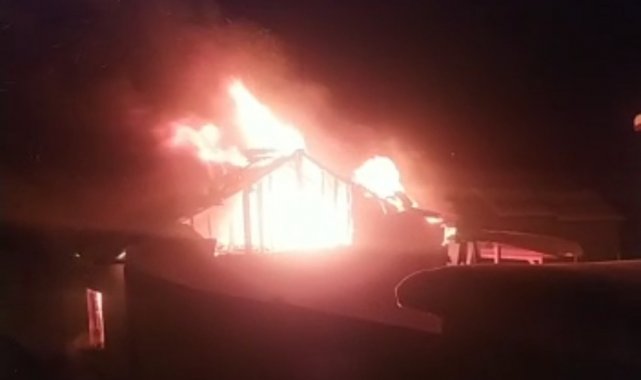 İnegöl'de tek katlı ev alev alev yandı