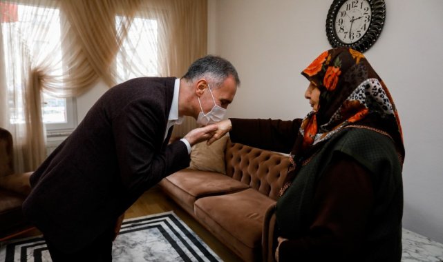 İnegöllü yaşlı kadın 10 yıldır askerler için çorap örüyor