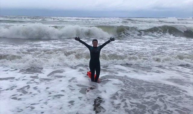 İngiltere&#039;de yaşayan sağlıkçı, sağlık için Karadeniz&#039;de kış ortasında denize girdi