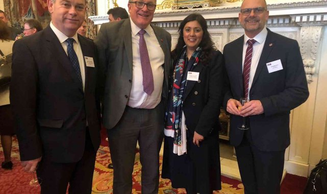 İngiltere'nin eski Ulaştırma Bakanı Ghani, "Müslüman olduğu için" görevden alındığını iddia etti