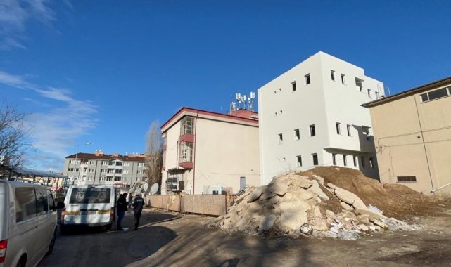 İnşaat işçisi çalışırken ayağından vuruldu