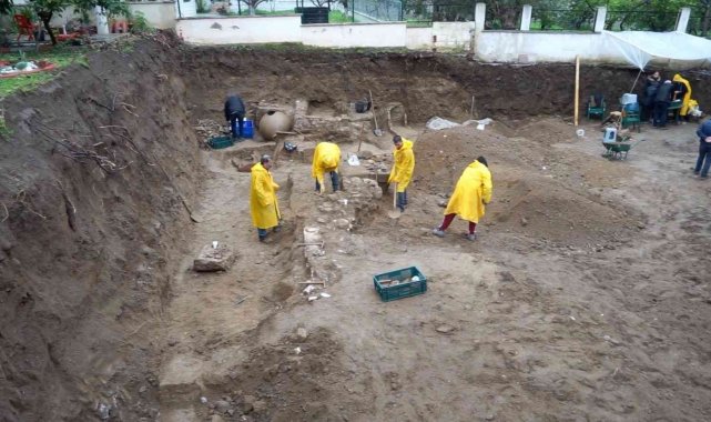İnşaat temel kazısında antik mezarlar bulundu