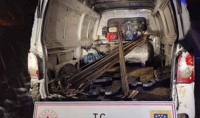 İnşaattan demir çalan hırsızların aracı kara saplandı