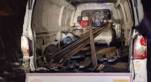 İnşaattan demir çalan hırsızların aracı kara saplandı