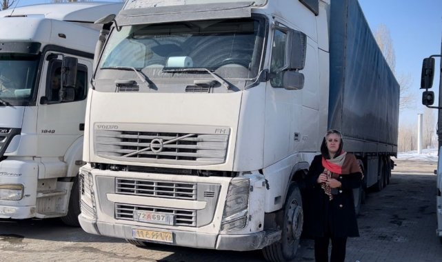 İranlı kadın tır sürücüsü, aracının motoru donunca Erzurum'da mola verdi