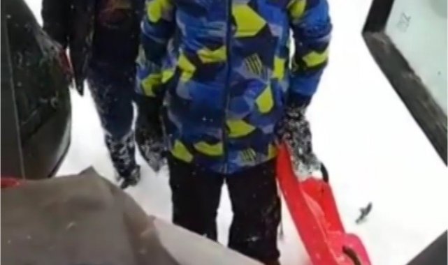 İş makinesi operatörü kardan temizlemek için geldiği mahallede çocukların ricasını kıramadı