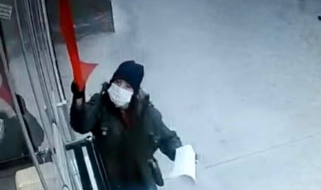 İş yerindeki Türk bayrağını indirmeye çalışan kadın kameraya yakalandı