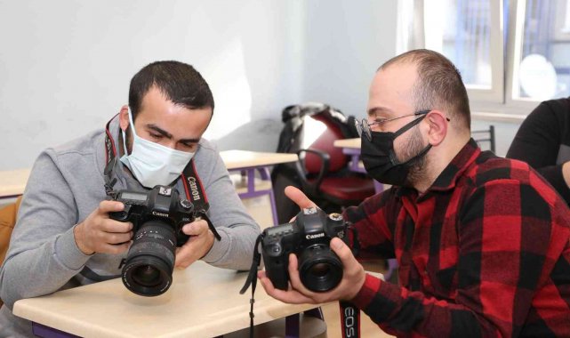 İşaret diliyle fotoğraf çekmeyi öğreniyorlar