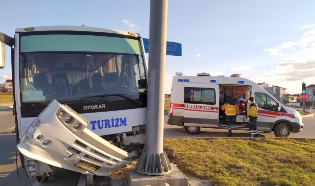 İşçi servisi ile otomobil çarpıştı: 3 yaralı