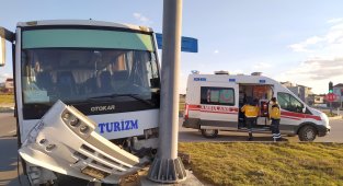 İşçi servisi ile otomobil çarpıştı: 3 yaralı