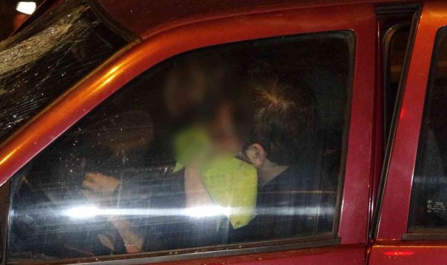 Işıkta bekleyen VIP minibüse otomobil arkadan çarptı: 2 yaralı