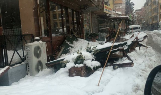 İslahiye&#039;de iş yerlerinin tenteneleri karın ağırlığına dayamayarak çöktü
