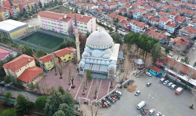 Isparta Gülistan Camii avlusu 3 boyutlu taşlarla rengarenk görünüme kavuştu
