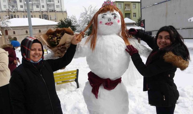 Isparta&#039;da esnaf kardan gelin yaptı, vatandaş fotoğraf için sıraya girdi
