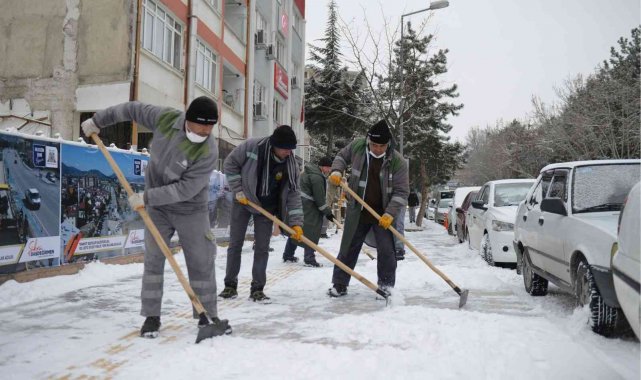 Isparta&#039;da karla mücadelede 70 iş makinesi ve 260 personel görev aldı
