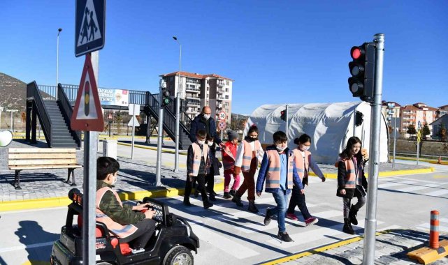 Isparta'da minik öğrenciler trafik kurallarını öğreniyor