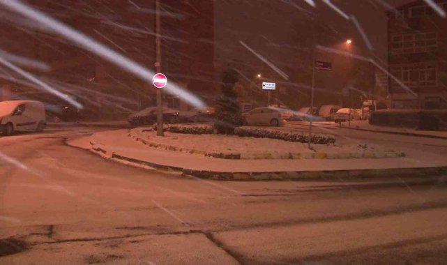 İstanbul Anadolu yakasında gece saatlerinde kar yağışı etkili oldu
