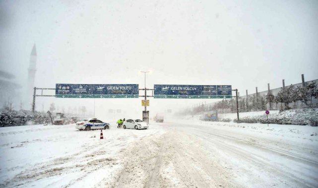 İstanbul Havalimanı'nda giden yollar ulaşıma kapandı