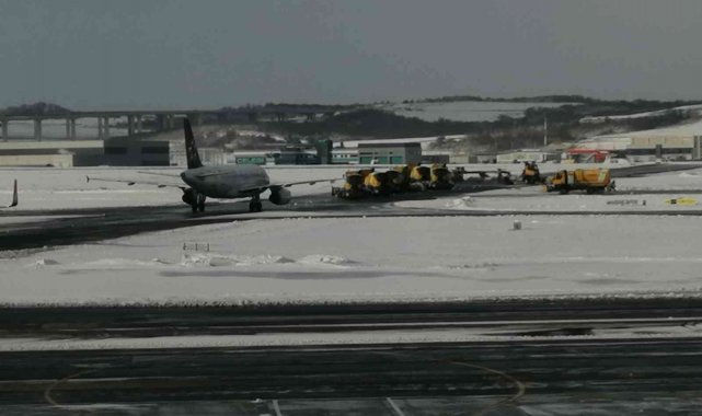 İstanbul Havalimanı'nda karla mücadele kesintisiz sürüyor