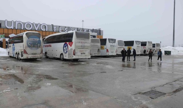 İstanbul&#039;a gidemeyen yolcular saatlerdir Bolu&#039;daki tesislerde bekletiliyor