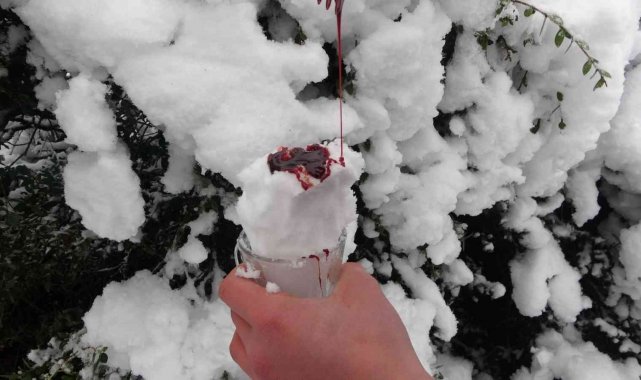 İstanbul'a kar yağdı, çocuklar karlı pekmezin tadını çıkardı