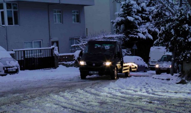 İstanbul'da etkili olan kar yağışı sürücü ve yayalara zor anlar yaşattı