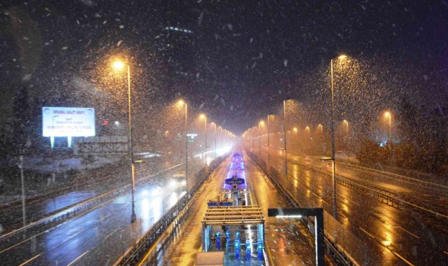İstanbul'da gece saatlerinde kar yağışı aralıklarla devam etti