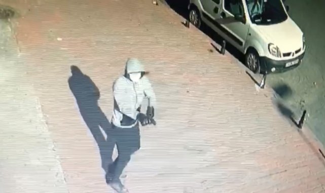 İstanbul&#039;da iş yerine silahlı saldırı kamerada: sokakta yürüyen kadın dehşeti yaşadı