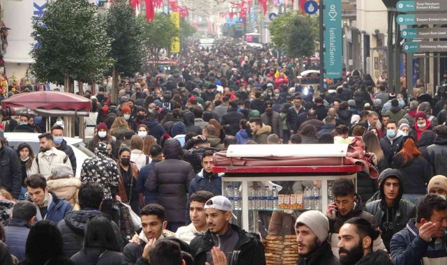 İstanbul'da kar esaretinin ardından vatandaşlar soluğu Taksim'de aldı