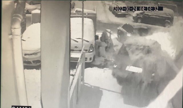 İstanbul'da otomobilin çarptığı araç kıraathanenin bahçesine daldı