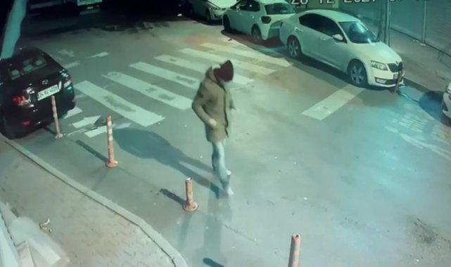 İstanbul'da pastaneyi soyan "aksak hırsız" kamerada: Polis yürüyüşünden yakaladı