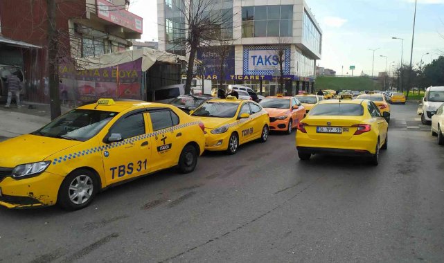 İstanbul'da taksimetre kuyruğu sürüyor